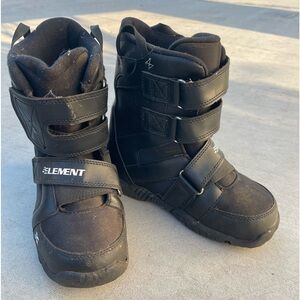 Element kids Snowboard Boots - size 5. Worn once